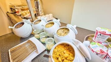 朝食 (ビュッフェ)、毎日提供 (1 名様 10 EUR)