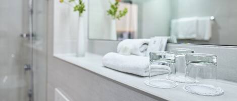 Ducha, artículos de tocador gratuitos, secador de pelo, toallas