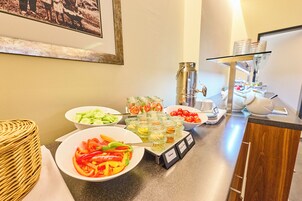 Desayuno buffet diario (EUR 10 por persona)