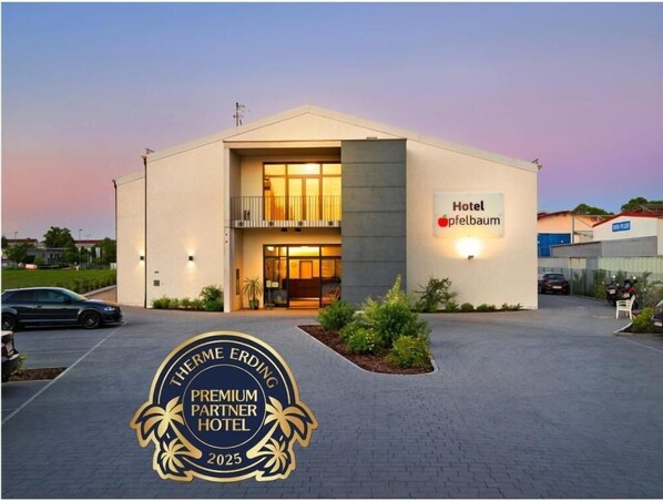 Front of property - Hotel Apfelbaum (Erding)