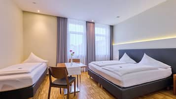 Habitación triple, 1 habitación, para no fumadores | Ropa de cama hipoalergénica y escritorio