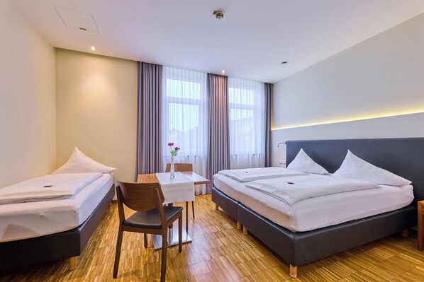 Dreibettzimmer, 1 Schlafzimmer, Nichtraucher | Allergikerbettwaren, Schreibtisch, laptopgeeigneter Arbeitsplatz