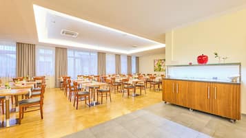 Päivittäinen buffetaamiainen (10 EUR per henkilö)