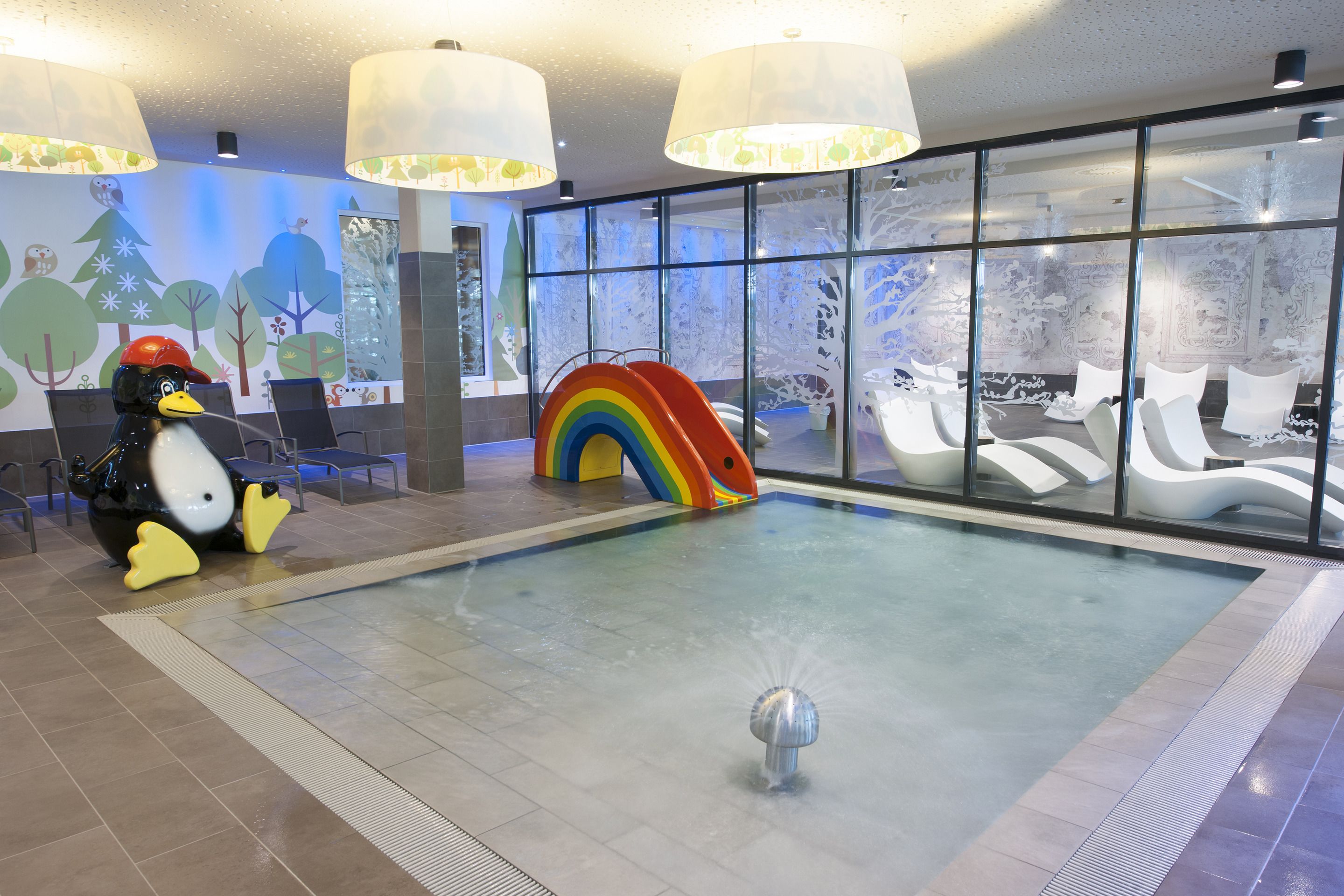 Una piscina techada, una piscina al aire libre de temporada