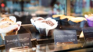 Leipomon vitriinissä on esillä erilaisia muffinseja ja kuppikakkuja, ja niissä on etiketit, joissa lukee muun muassa ”Blauer Muffin” ja ”Schokoladen Muffin”.