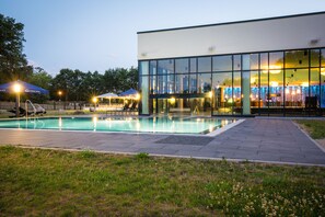 Indoor pool, outdoor pool, open 7:30 AM to 9:00 PM, pool umbrellas - aja Bad Saarow (Bad Saarow)