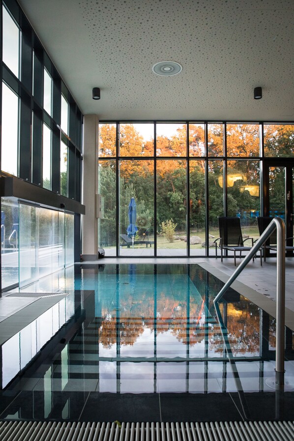 Alberca techada, alberca al aire libre por temporada y camastros