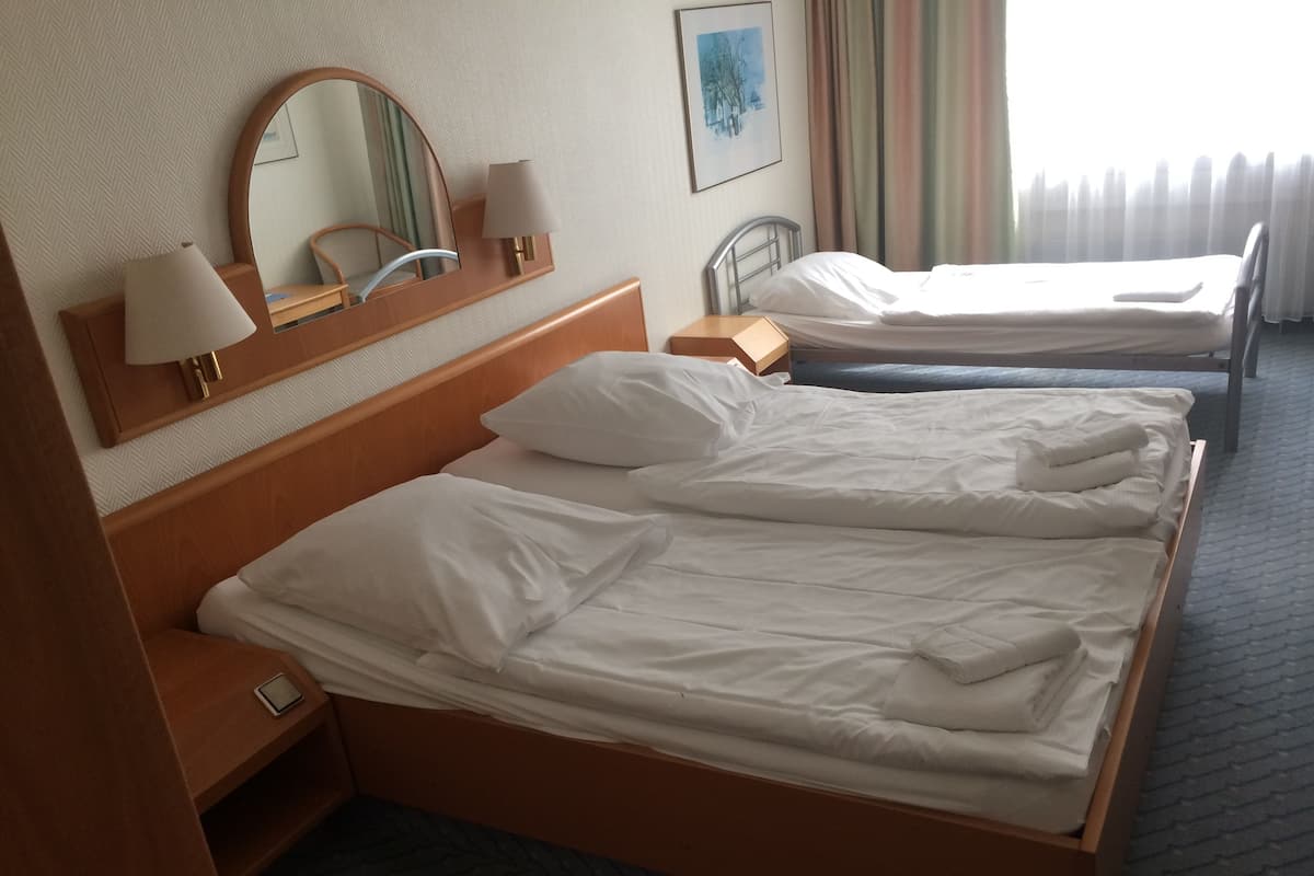 Triple Room | Desk, laptop workspace, blackout drapes, bed sheets