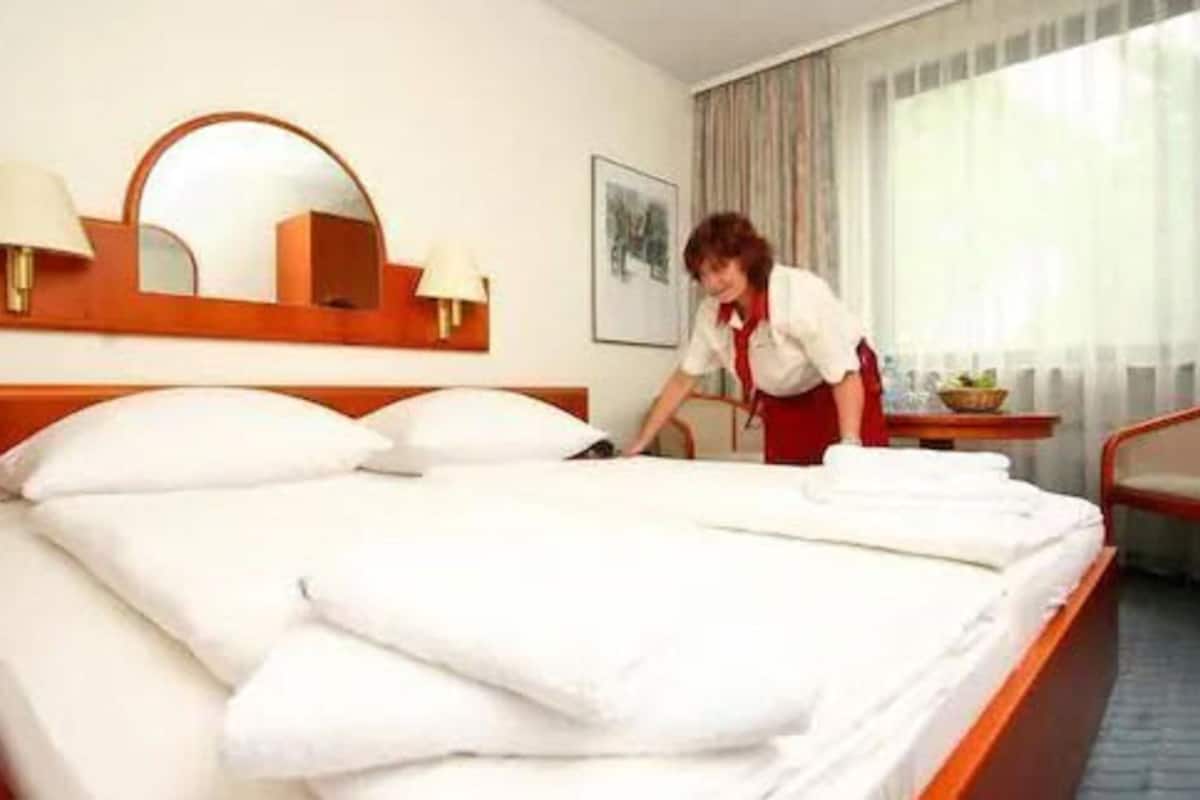 Double Room | Desk, laptop workspace, blackout drapes, bed sheets