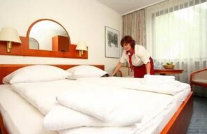 Double Room | Desk, laptop workspace, blackout drapes, bed sheets