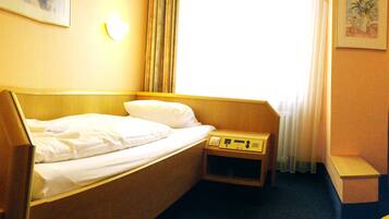 Habitación triple | Escritorio, espacio para trabajar con laptop y cortinas blackout