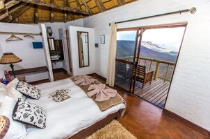 Habitación estándar con 2 camas individuales | Caja fuerte, escritorio, ropa de cama