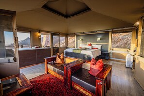 Deluxe Double Room | Premium bedding, individually decorated, bed sheets - Moon Mountain Lodge (Solitaire)