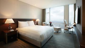 Sengetรธy av topp kvalitet, senger med overmadrass og safe pรฅ rommet