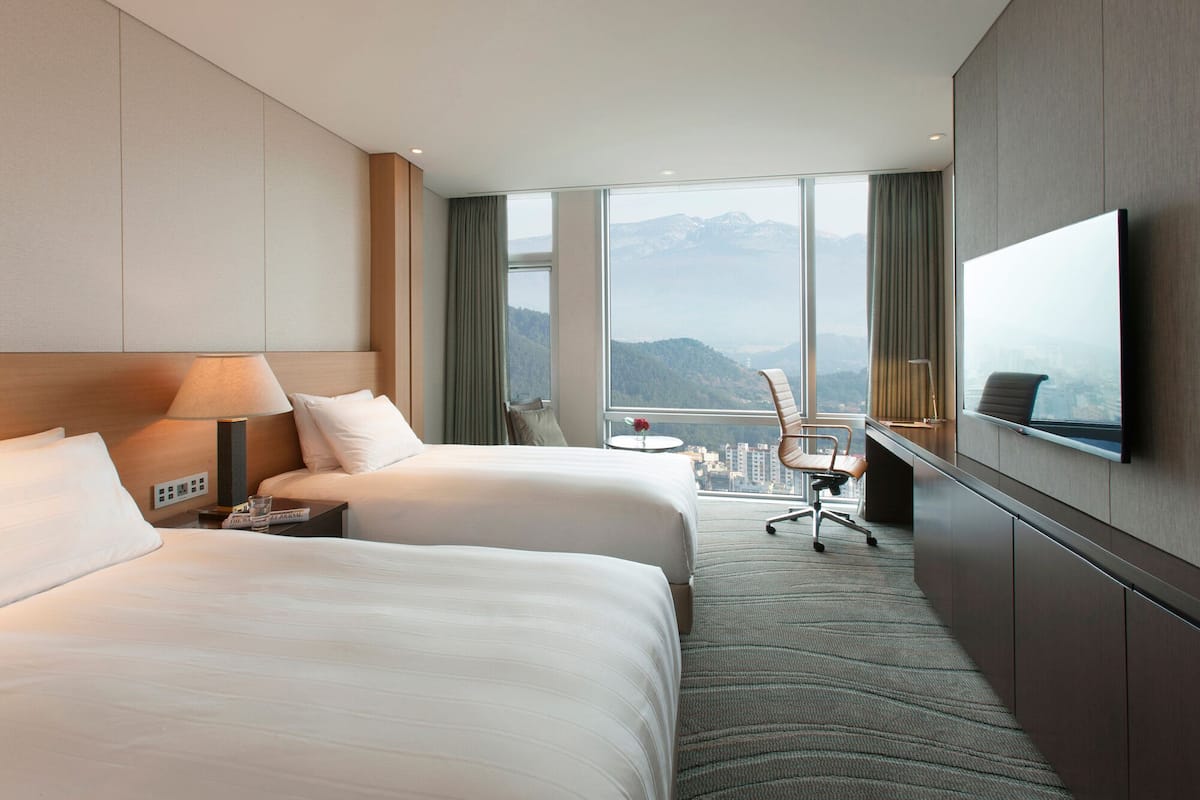 premium bedding, pillow-top beds, in-room safe, desk