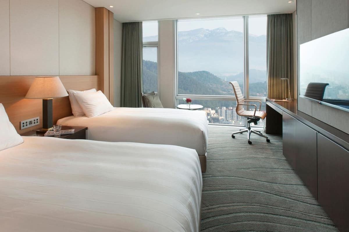 premium bedding, pillow-top beds, in-room safe, desk