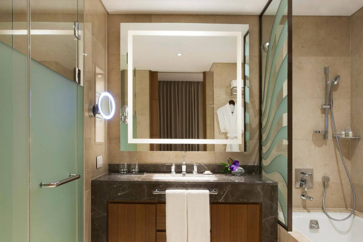 combined shower/bathtub, deep-soaking bathtub, free toiletries