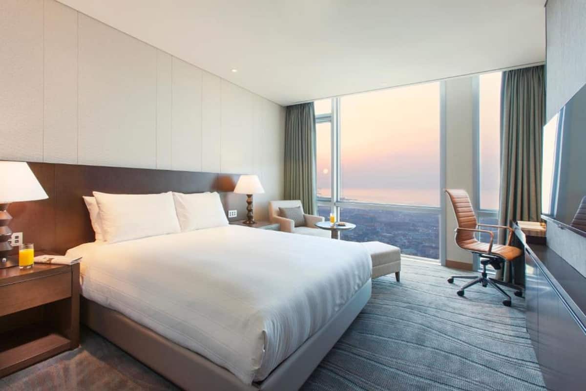 premium bedding, pillow-top beds, in-room safe, desk