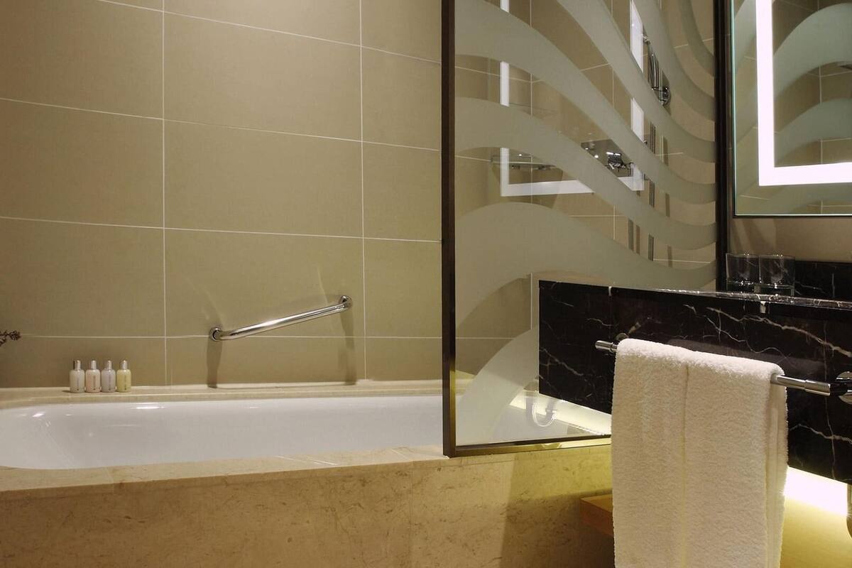 combined shower/bathtub, deep-soaking bathtub, free toiletries