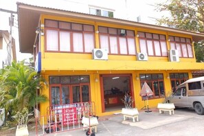 Vista frontal de la propiedad