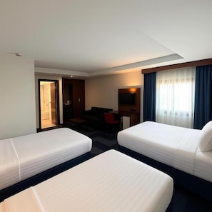 Quarto triplo superior | Roupas de cama premium, frigobar, cofres nos quartos