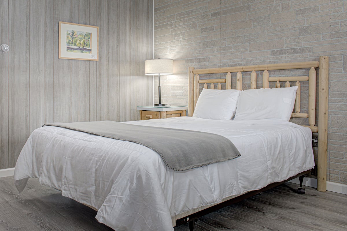 1 bedroom, desk, free WiFi, bed sheets