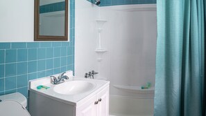 Ensemble baignoire-douche, articles de toilette (gratuits)