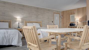 Family Suite, No Pets Allowed, Non Smoking | Bureau, Wi-Fi gratuit, draps fournis