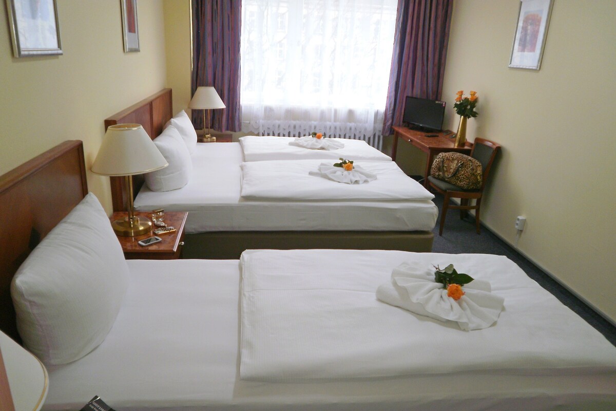 Kamar Triple Comfort, kamar mandi umum | Seprai premium, bantalan ekstra lembut, meja kerja, dan Wi-Fi gratis