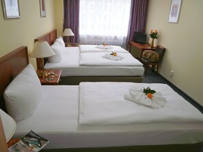 Quarto triplo conforto, banheiro compartilhado | Roupas de cama premium, camas com colchões pillow-top, escrivaninha