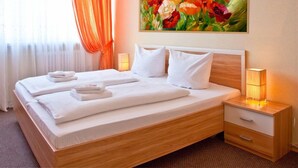 Kamar Double, kamar mandi umum | Seprai premium, bantalan ekstra lembut, meja kerja, dan Wi-Fi gratis
