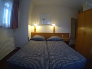 Minibar, safe på rommet, skrivebord og strykejern/-brett