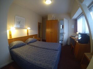 Minibar, Zimmersafe, Schreibtisch, Bügeleisen/Bügelbrett