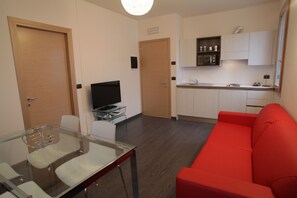 En 42-tommers Flatskjerm-TV med Parabol-TV samt LCD-TV