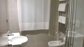Appartement, 1 chambre (4 People) | Salle de bain | Douche, douche à « effet pluie », articles de toilette gratuits