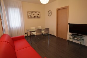 42-inch flat-screen TV with satellite channels, LCD TV - Venice Apartments Dante (Mestre)
