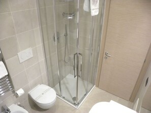 A modern bathroom with a glass-enclosed shower, a toilet, and a sink. - Venice Apartments Dante (Mestre)