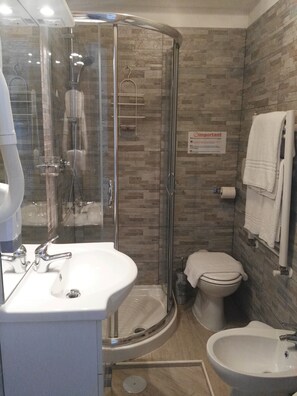 Double Room | Bathroom | Shower, free toiletries, hair dryer, towels - Agli Horti Sallustiani bed & breakfast (Rome)