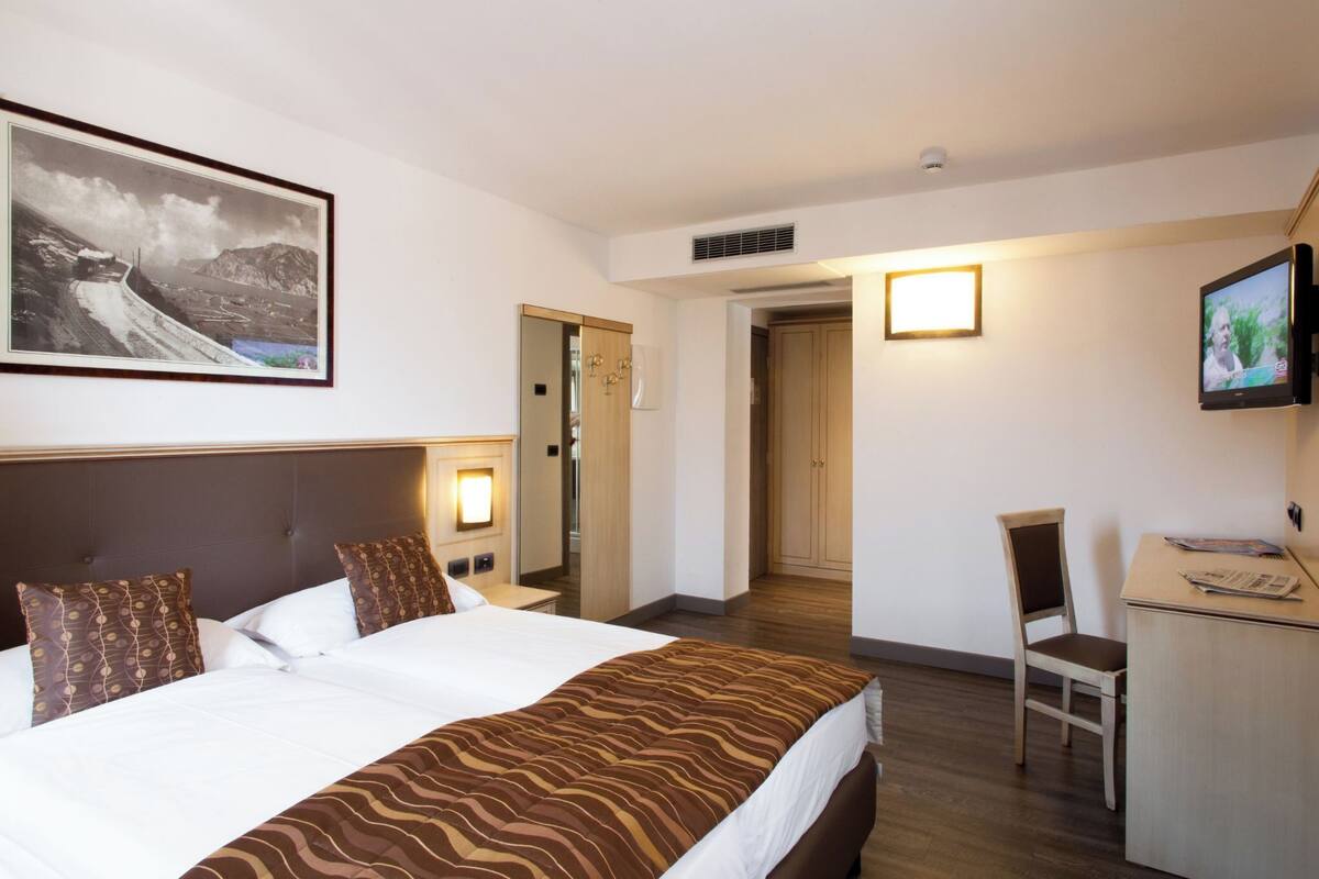 In-room safe, desk, soundproofing, free WiFi