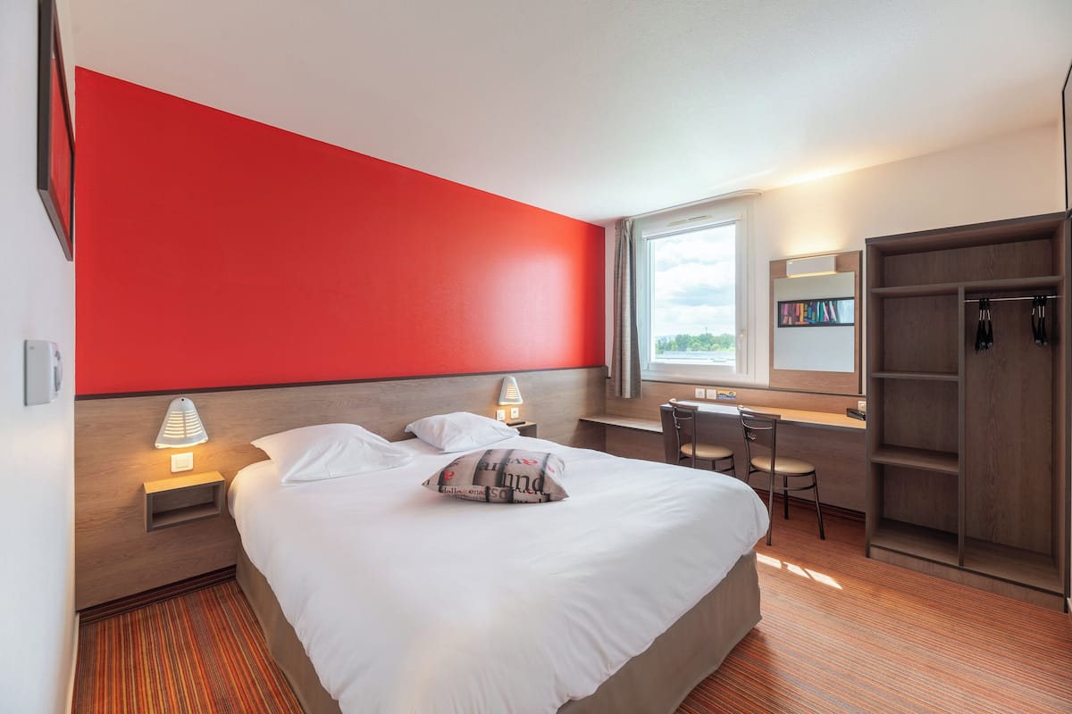 double room | desk, soundproofing, iron/ironing board, free cots/infant beds