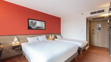 Triple Room | Desk, soundproofing, iron/ironing board, free WiFi