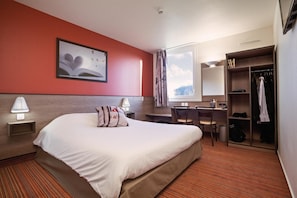 Desk, soundproofing, iron/ironing board, free WiFi