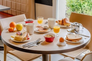 Desayuno buffet (EUR 9.90 por persona)