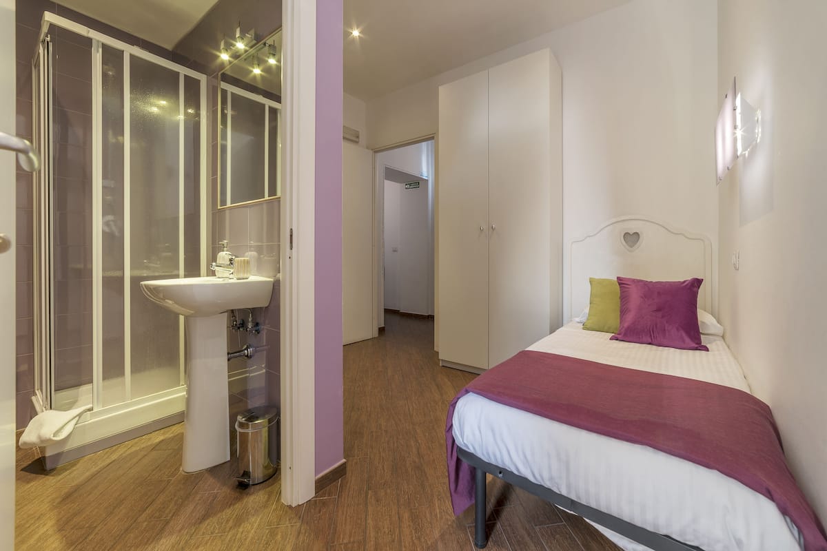 Single Room | In-room safe, desk, soundproofing, iron/ironing board (on request)