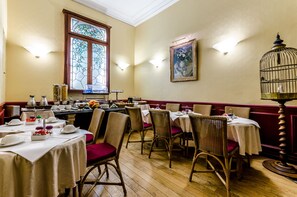 Frokostbuffé hver dag (EUR 13 per person)