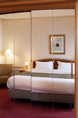 Classic Double Room | Premium bedding, minibar, in-room safe, individually decorated - Hotel Langlois (Paris)