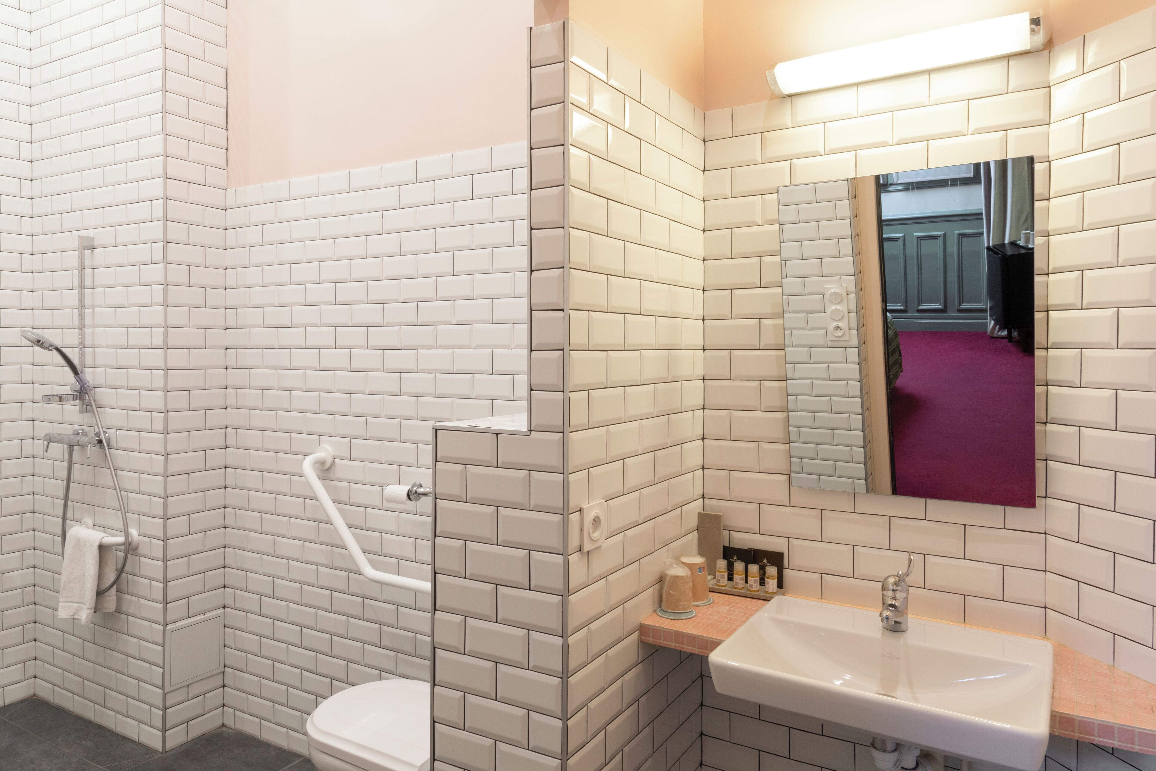 chambre double - pmr rdc côté rue | premium bedding, minibar, in-room safe, individually decorated