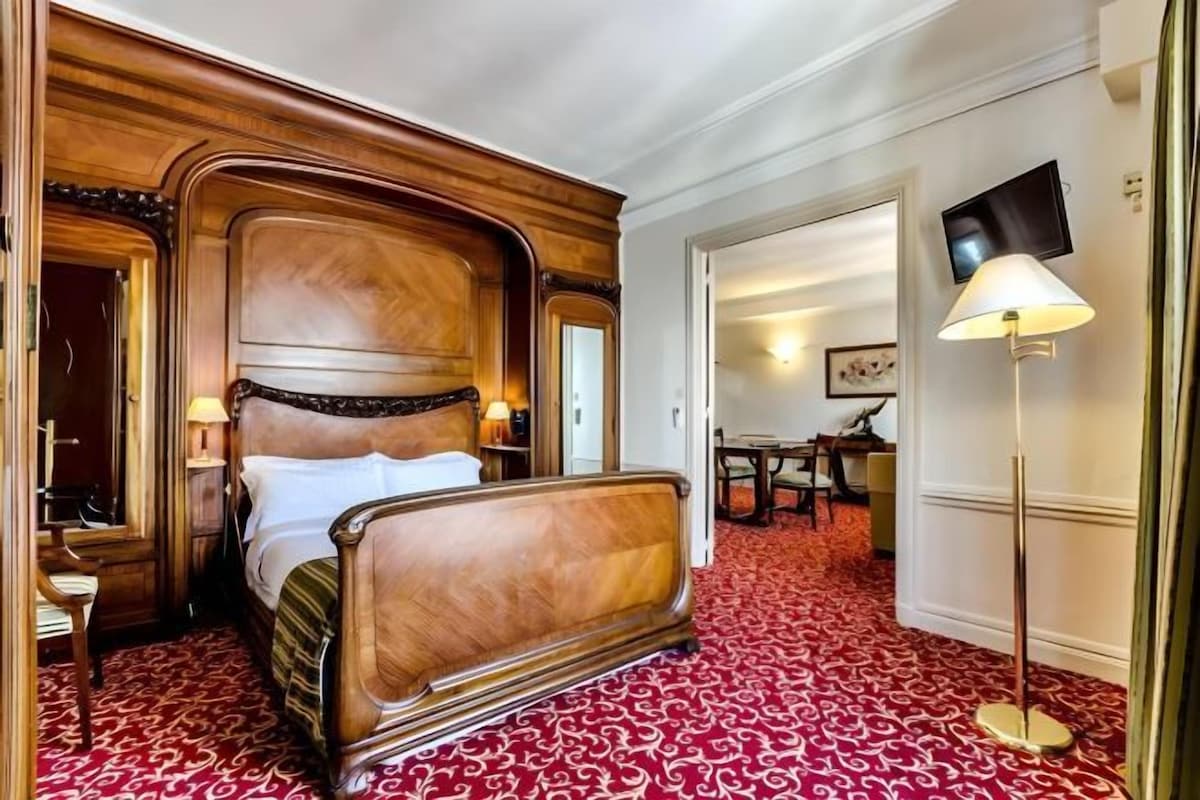 Premium bedding, minibar, in-room safe, desk