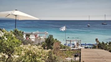 På stranden och vit sandstrand