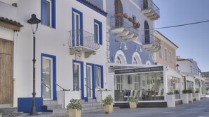 A street view of a building with a restaurant named "Mediterraneo - Ristorante & Pizzeria" on the ground floor. - Smart Suite & Apartments (Santa Teresa di Gallura)